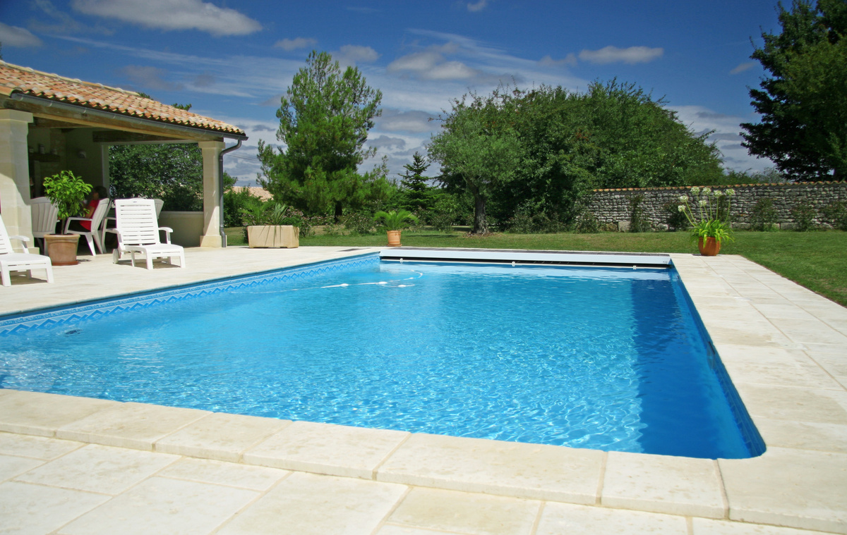 piscine creusée dans un jardin