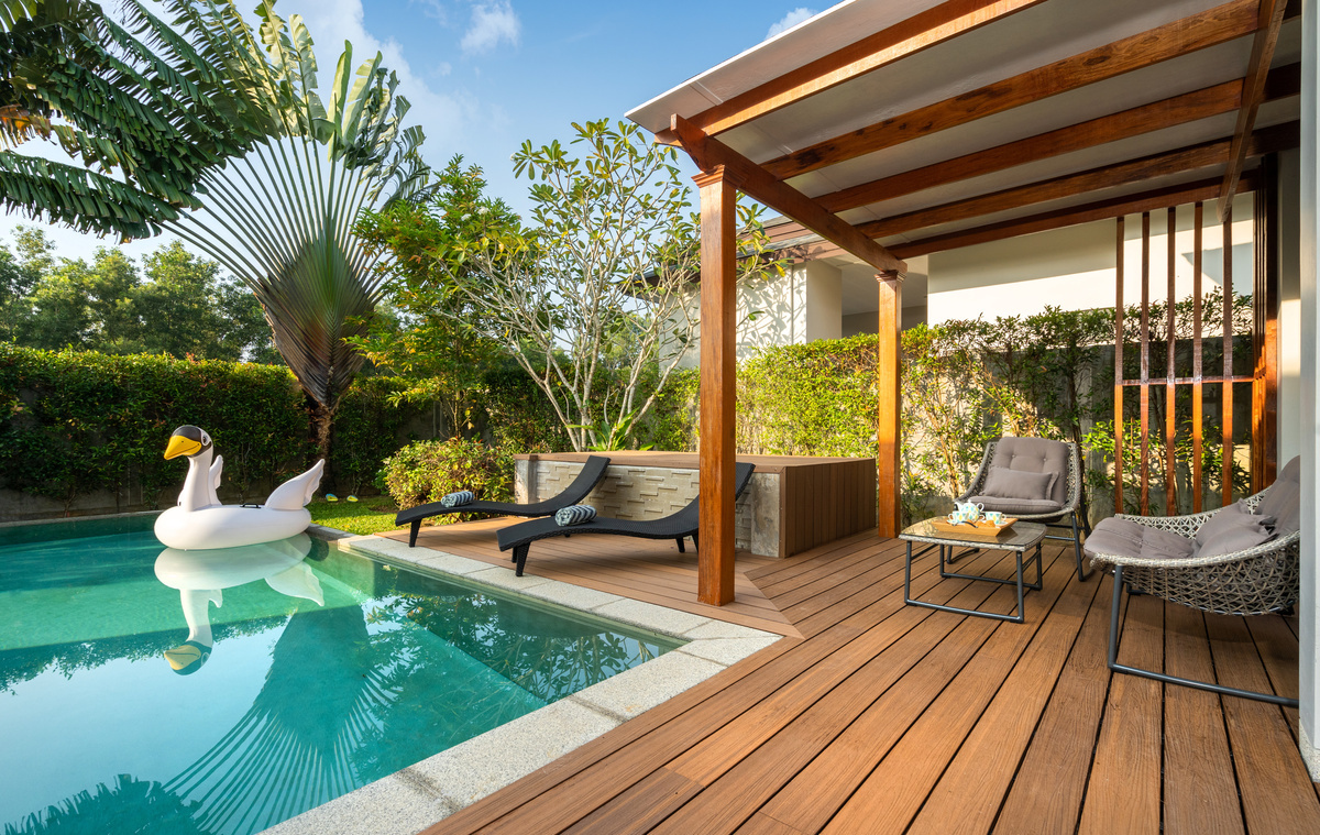 piscine creusée dans une terrasse en bois