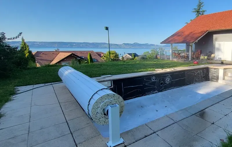 piscine sur une terrasse avec des dalles