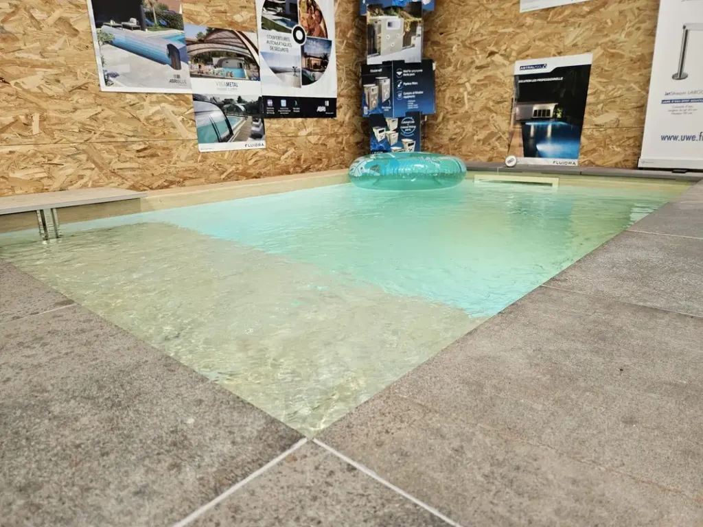 femme avec un chapeau dans une piscine