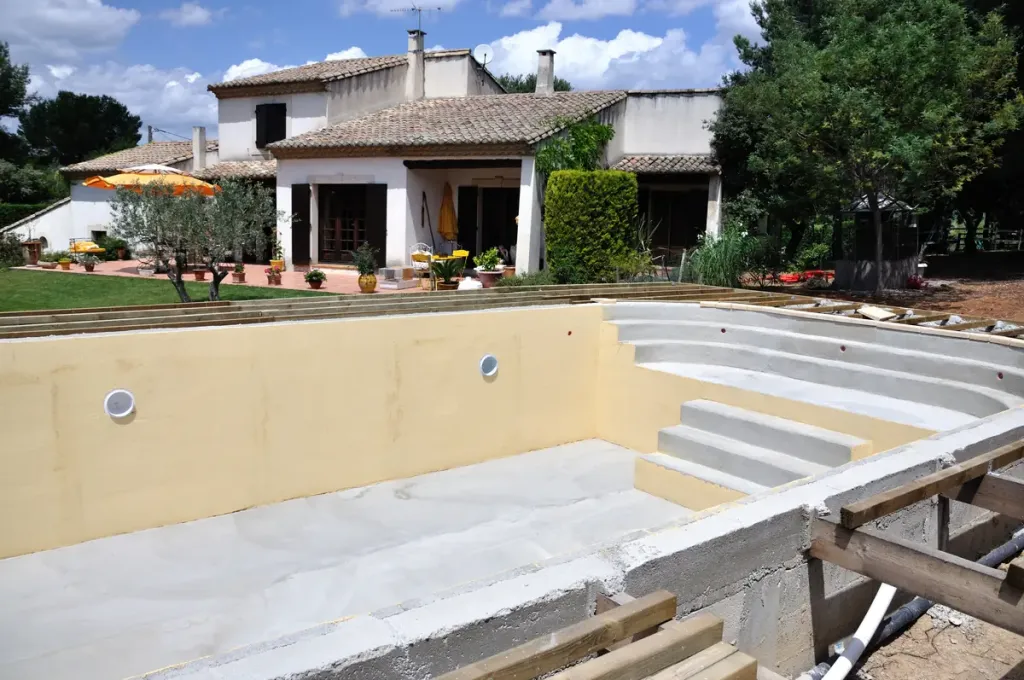 piscine en construction dans un jardin